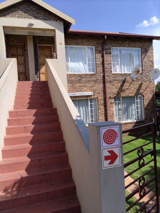 Rooihuiskraal Apartment To Rent: 2 Bedrooms, pool access, secure complex, near amenities.