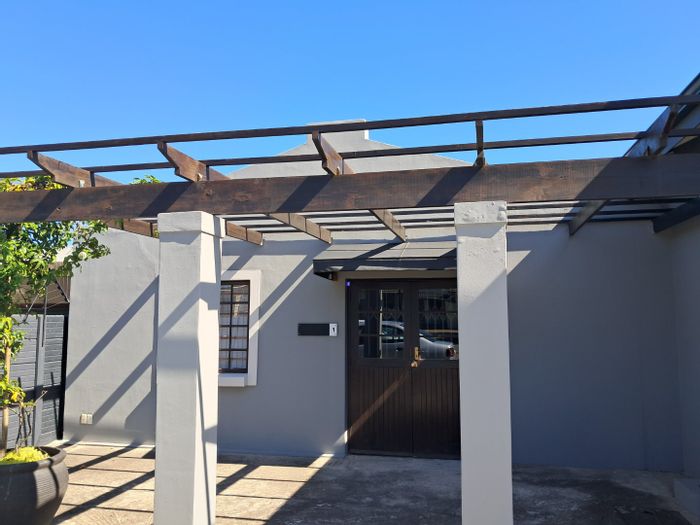 Commercial office space to rent in George South with flexible layout and garden.