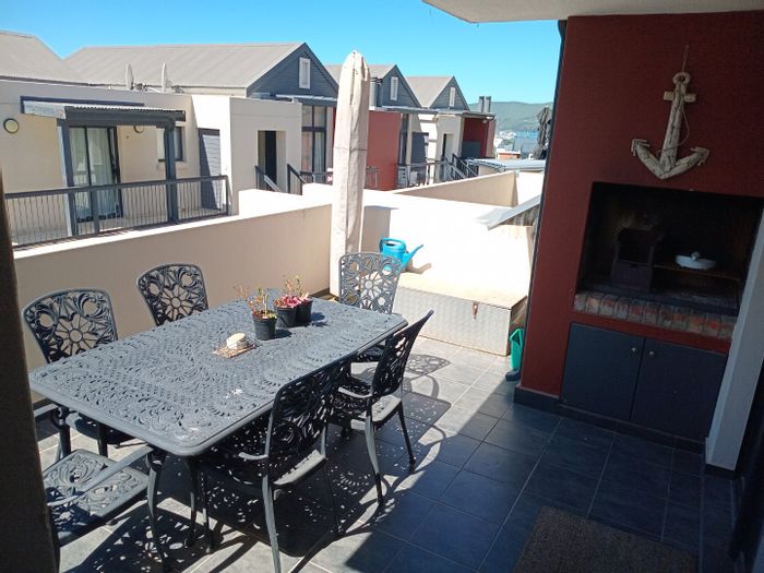 Furnished 2-bedroom apartment in Knysna Central, close to amenities and nature walks.