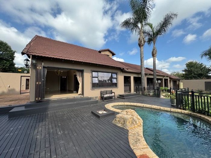 Glen Marais House For Sale: 7 bedrooms, 2 kitchens, pool, 10-car garage.