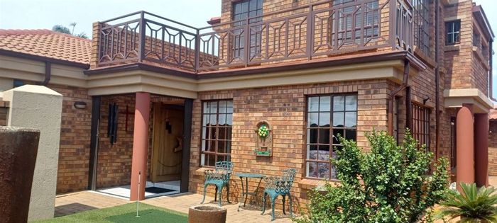 For Sale: 3-Bedroom Townhouse in Bardene with garage, study, and spacious living areas.