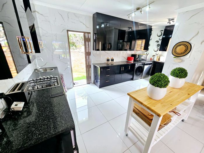 For Sale: House in Vorna Valley with pool, double garage, and garden space.