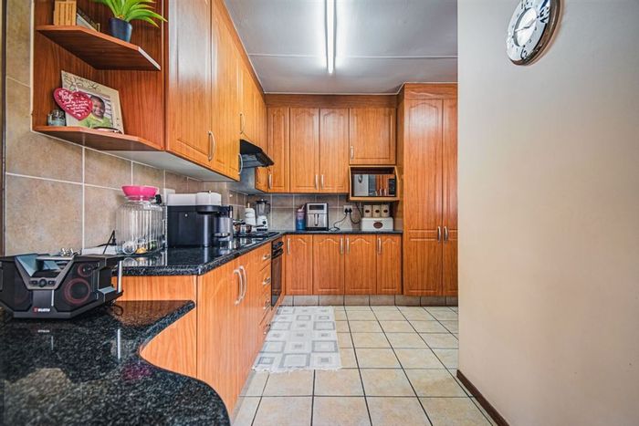 For Sale: Glen Marais Townhouse with 3 bedrooms, 2 bathrooms, and double garage.