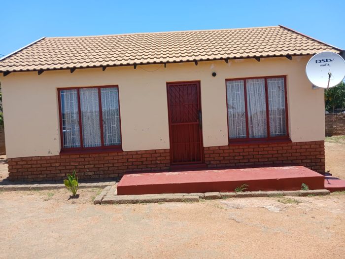 For Sale: House in Soshanguve Ext with fitted kitchen, big yard, secured.
