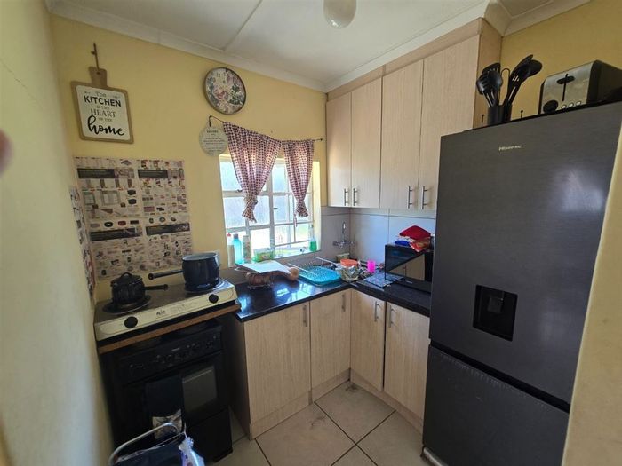 For Sale: House in Allen Grove with three en-suites, granny flats, and pool.