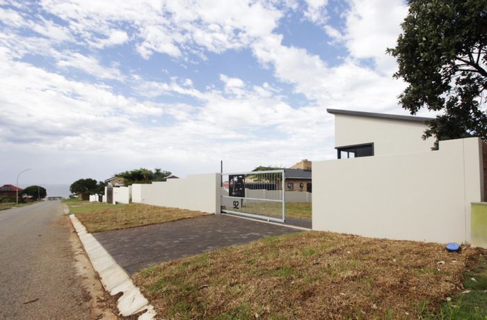 For Sale: House in Noorsekloof with ocean views, braai areas, and spacious living.