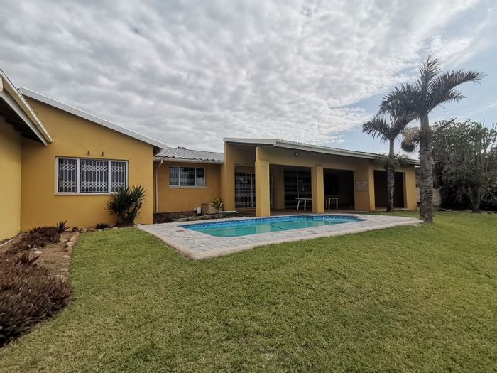 For Sale: House in Oslo Beach with garden, beach access, pool, and flats.