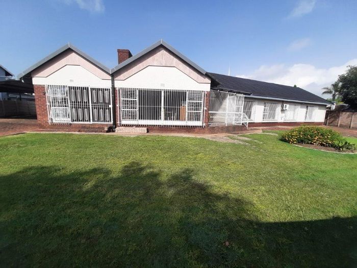 Libradene House For Sale: Spacious 4-bed home, pool, 4-car garage, excellent security.