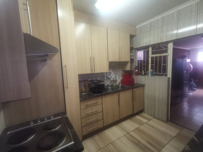 For Sale: Townhouse in Berton Park with 3 bedrooms, 3 bathrooms, and double carport.