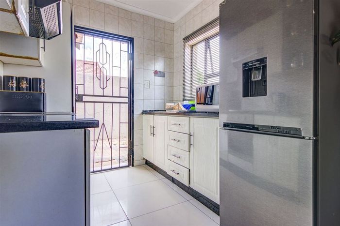 4-Bedroom House in Commercia For Sale with Garage and Customization Potential.