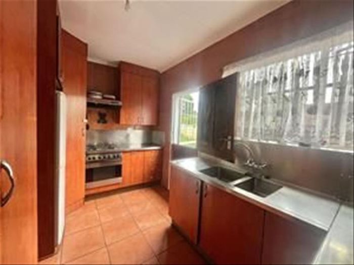 House for Sale in Freeway Park: 3 beds, pool, garage, spacious living areas.