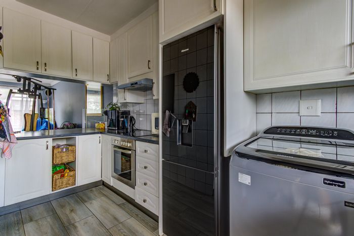 Goedeburg Apartment For Sale: 2 beds, garage, communal garden, pet-friendly, fibre-ready.