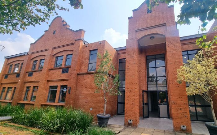 Faerie Glen Commercial Office To Rent: Ground floor, reception, 5 offices, kitchen space.