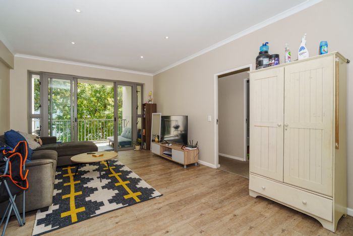 Wynberg Upper Apartment For Sale: 2 beds, 2 baths, balcony, secure parking.