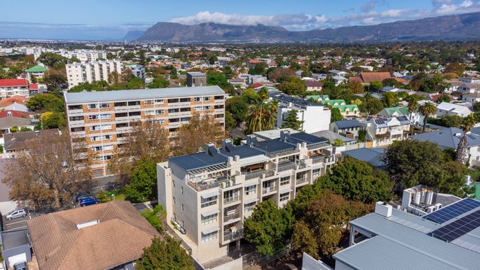 Wynberg Upper Apartment For Sale: 2 beds, 2 baths, balcony, secure parking.