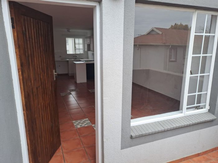 Glen Marais Townhouse For Sale: Pool, Granny Flat, and spacious living areas.