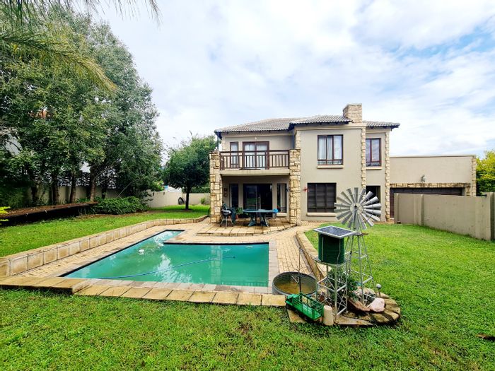 For Sale: House in Amberfield Manor with pool, garden, and double garage.