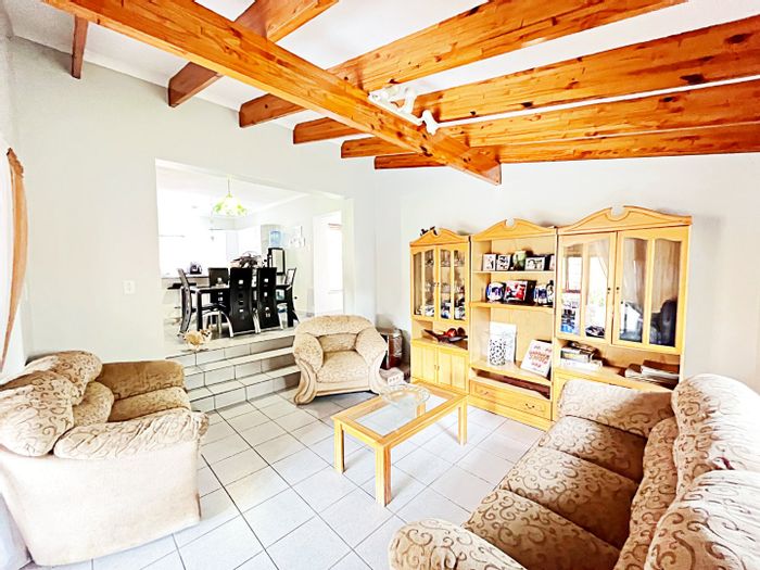 For Sale: House in The Reeds with 2 flatlets, large garden, and security features.