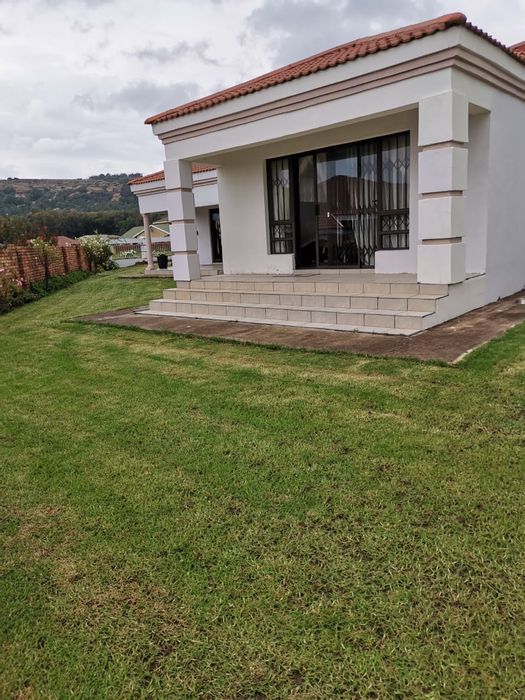 Ladybrand Central House For Sale: 5 bedrooms, designer kitchen, double garage, water tank.