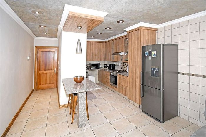 For Sale: Townhouse in Comet with 2 Bedrooms, Garage, and Scullery.