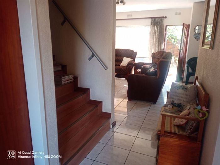 Birchleigh Townhouse For Sale: 2 Bedrooms, Garage, Spacious Kitchen, Cozy Lounge.