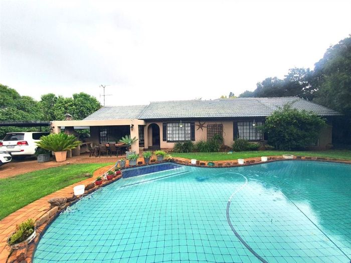 For Sale: House in Sunward Park with 3 bedrooms, pool, and spacious living areas.