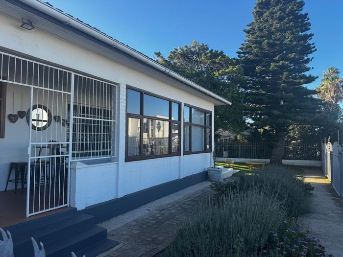 For Sale: House in Jeffreys Bay Central, 4 beds, flat, beach access, ample parking.