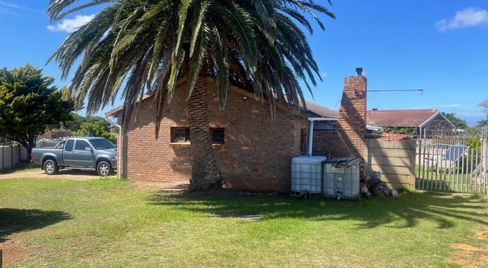 Noorsekloof House For Sale: 3 beds, open-plan living, spacious yard, garage.