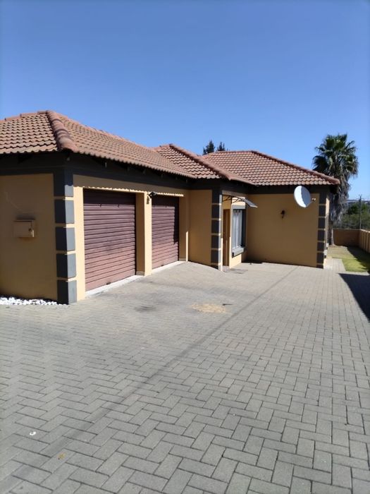 Thatchfield Estate House For Sale: 3 Bedrooms, Golf Views, 24-Hour Security.