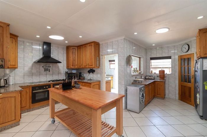 For Sale: Spacious 4-bedroom house in Alphen Park with pool and granny flat.