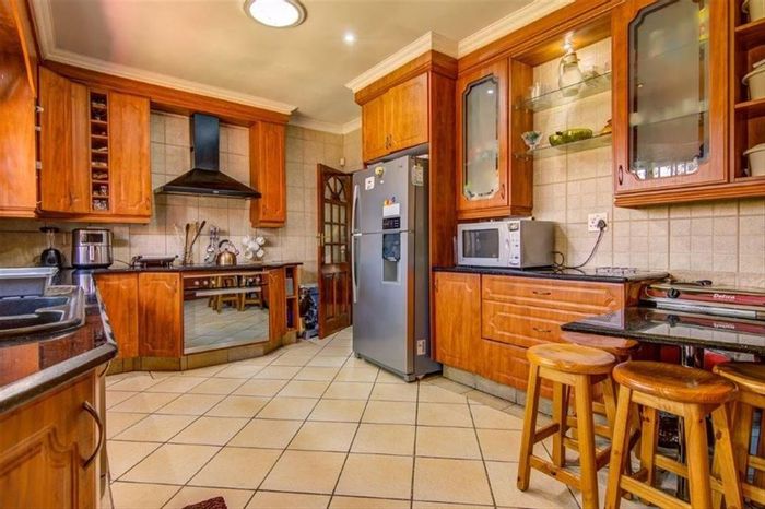 For Sale: House in Beyers Park with 5 bedrooms, pool, and 3-car garage.