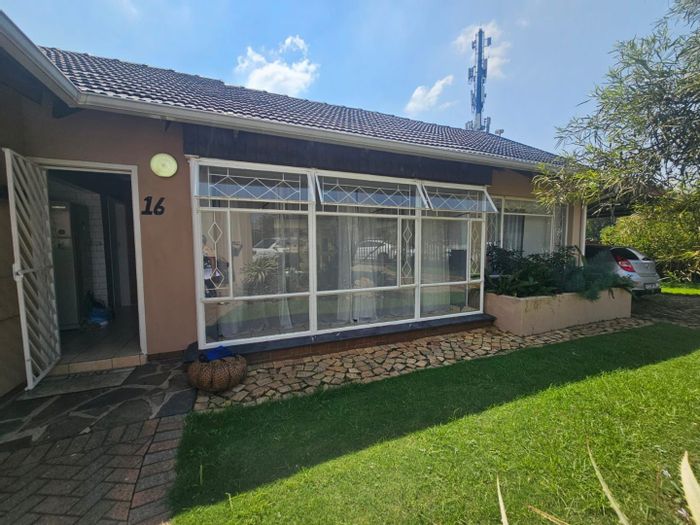 Bonaero Park House For Sale: Spacious 4-bed, pool, pet-friendly yard, Wendy house.