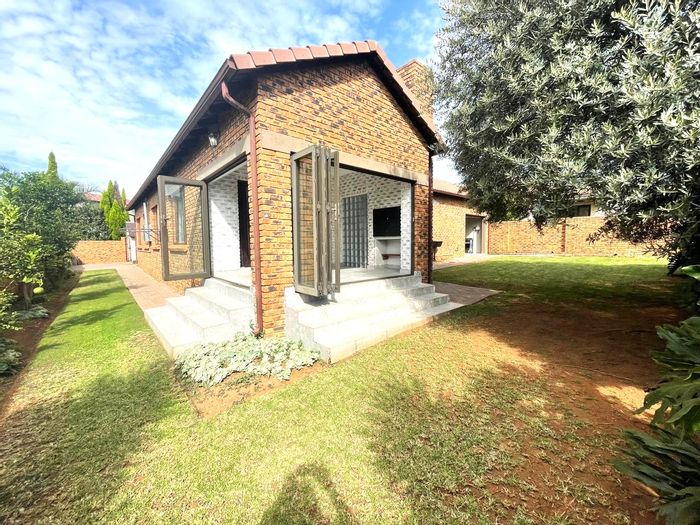 For Sale: House in Thatchfield Hills with 3 bedrooms, braai room, and fruit trees.