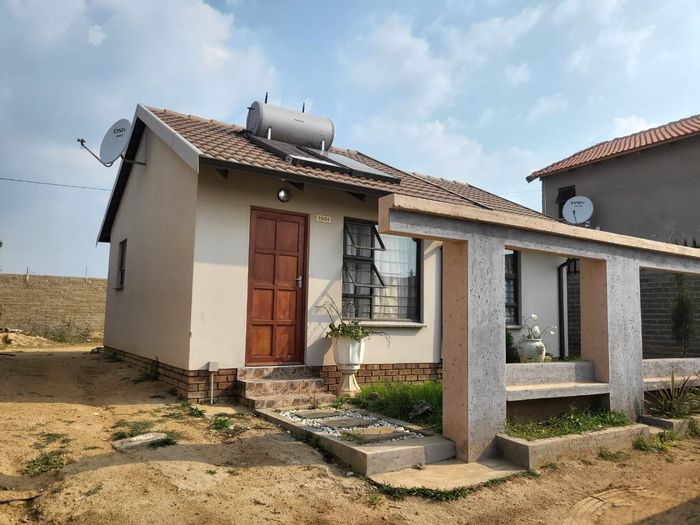 Kya Sands House For Sale: 2 beds, 1 bath, renovation potential, ample outdoor space.
