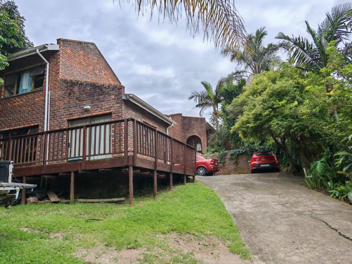 Spacious Nahoon Valley Park house with flatlets, pool, and expansion potential for sale.