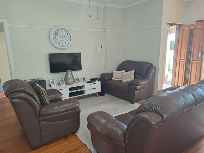 Amalinda House For Sale: 3 bedrooms, spacious erf, near transport and schools.