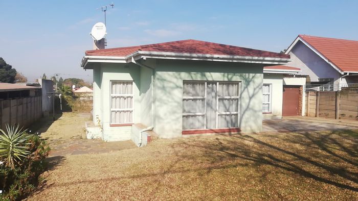 For Sale: Valhalla House with 3 Bedrooms, Pool, Garage, and 24/7 Security.