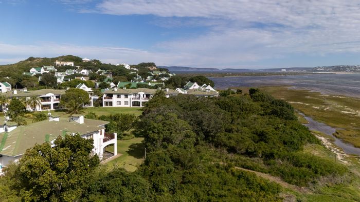 For Sale: Apartment in Plettenberg Bay Central with pool, tennis court, and river access.