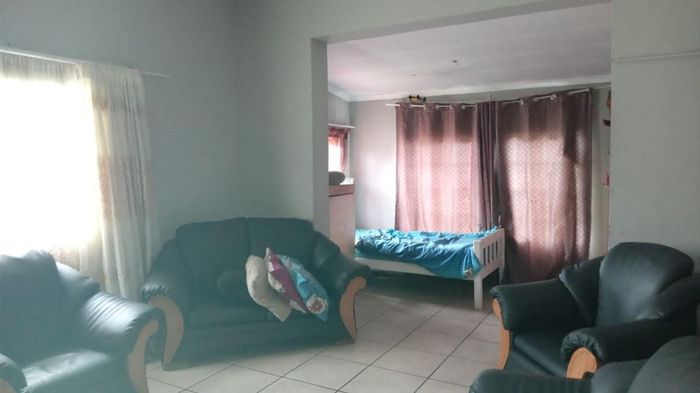 House for Sale in Brakpan Central: 2 Bedrooms, spacious kitchen, dining room, guest loo.