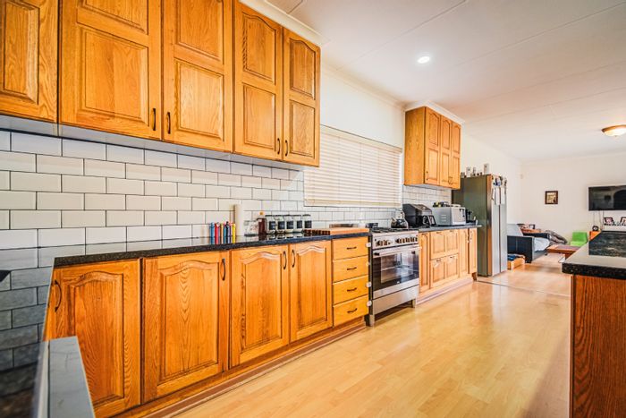 For Sale: House in Atlasville with pool, solar power, and spacious layout.