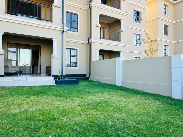 1 Bedroom Apartment To Rent in Blue Hills with garden, pool, and clubhouse amenities.