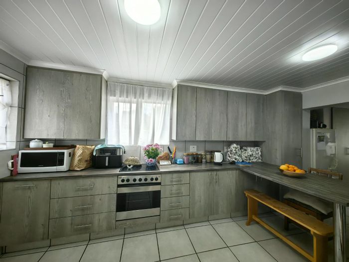 George Central House For Sale: 3 Bedrooms, Dual Access, Rental Income, Expansive Garden.