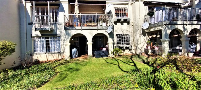 Bryanston East Townhouse For Sale: 2 beds, communal pool, gated access, near schools.