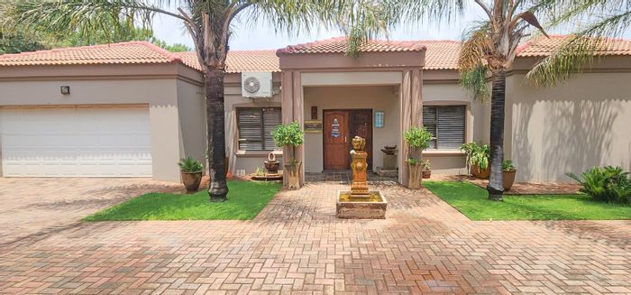 Wilkoppies Townhouse For Sale: 3 beds, pool, office, solar power, secure complex.