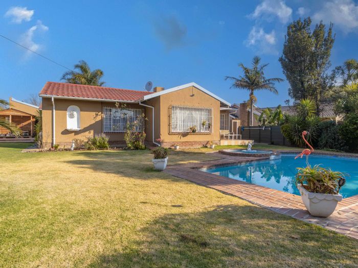 Eden Glen House For Sale: Pool, outdoor room, double garage, secure location.