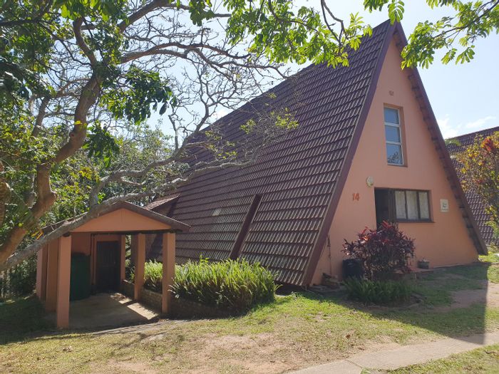 Townhouse for Sale in Hibberdene Central: 3.5 bedrooms, private garden, communal pool.