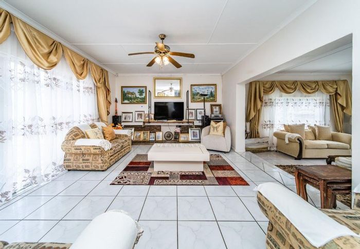 Amalinda North House For Sale: Pool, flatlet potential, spacious living areas.