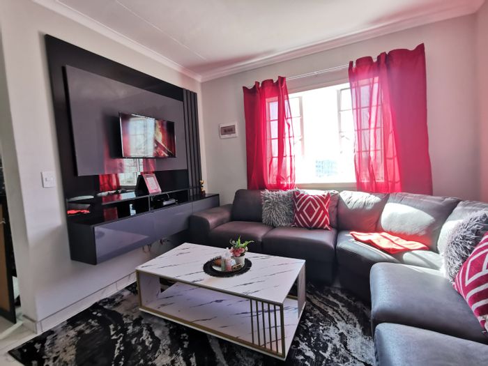 For Sale: South Hills Apartment with 2 Bedrooms, Parking, Close to Amenities.