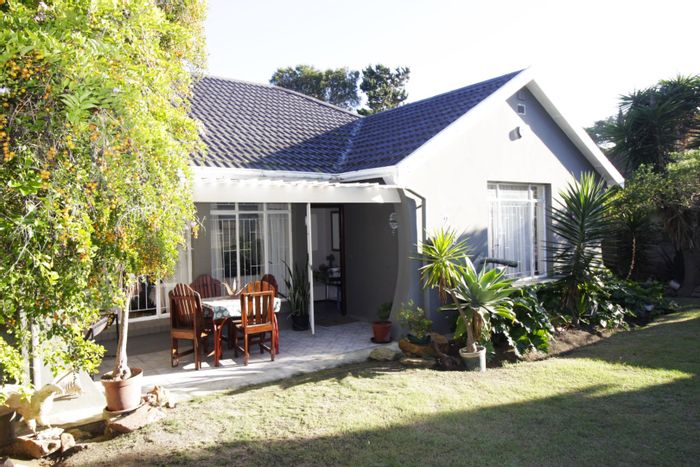 For Sale: House in Paradise Beach with 4 bedrooms, flatlet, and security.