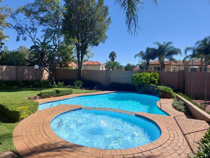 Sunninghill Apartment For Sale: Spacious 2-bed with loft, pools, clubhouse, and security.